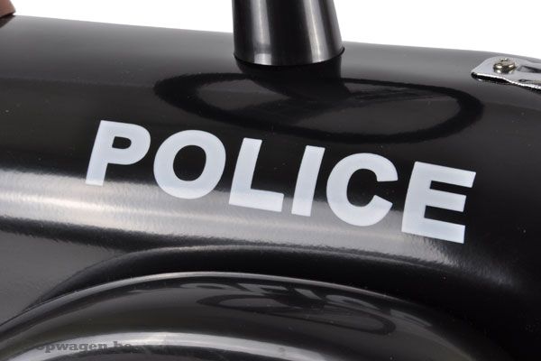 Met witte Police letters.