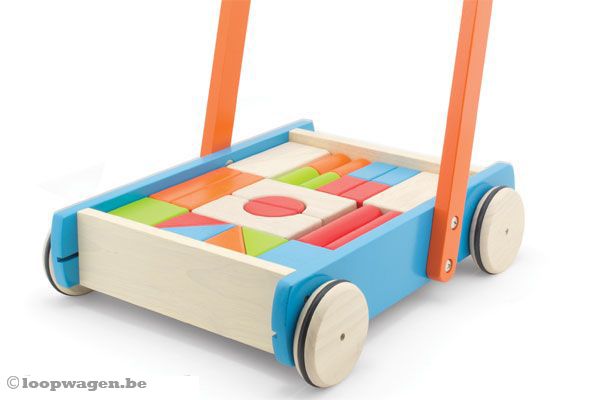 Houten loopwagen met blokken.