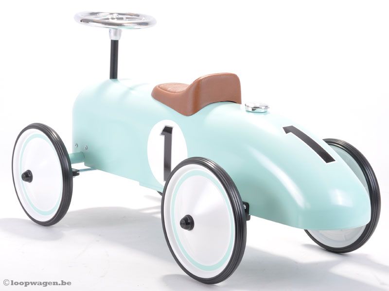 Nr 1 aan de zijkant van de loopwagen.