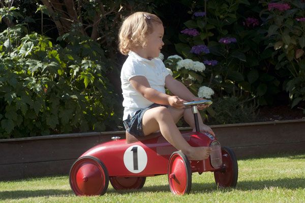 Dankzij de zithoogte van 28 cm is hij al geschikt voor kids vanaf 1 jaar.