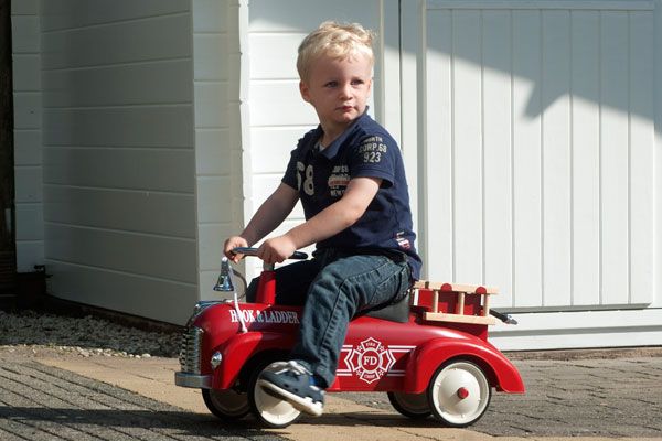 De loopauto kan zowel binnen als buiten gebruikt worden.
