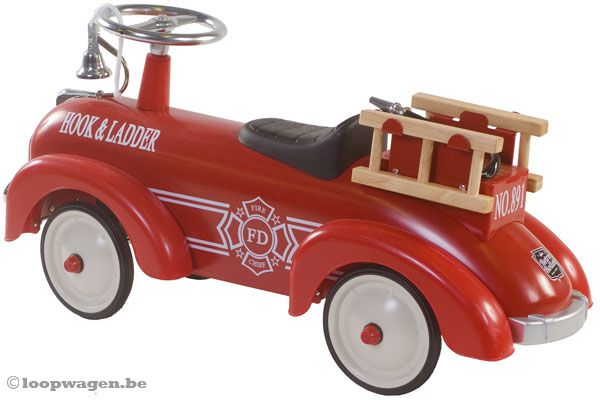 De loopauto heeft metalen wielen met rubberen banden.