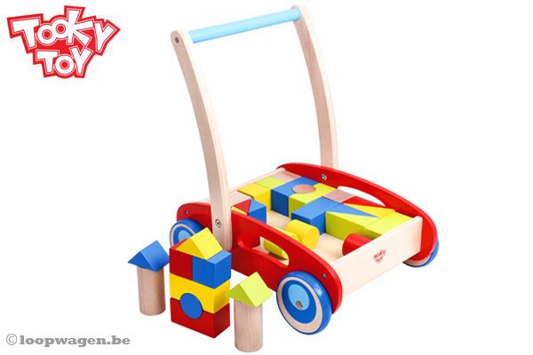 Houten loopwagen van Tooky Toy.