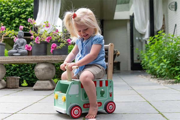 Er kan op de loopwagen worden gezeten